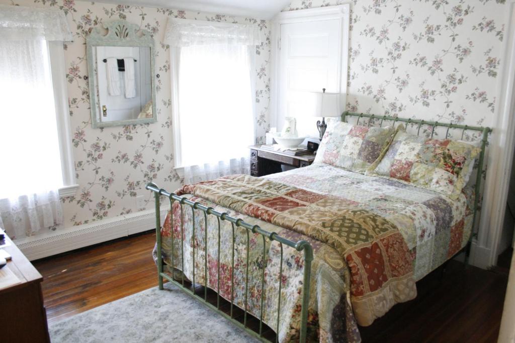 The Coolidge Corner Guest House: A Brookline Bed and Breakfast Main image 1